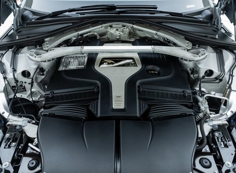 Aston Martin DBX 707 39