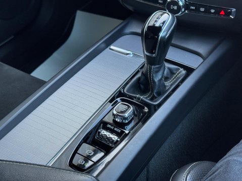 Volvo XC60 2.0 D4 R-Design AWD Euro 6 (s/s) 5dr 30