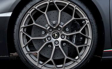 Lamborghini Huracan LP640-4 Performante 10