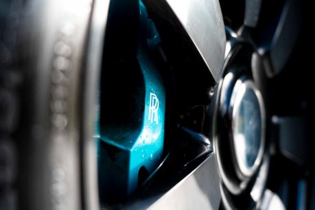 Rolls-Royce Cullinan V12. DYNAMIC PACKAGE. ACTIVE CRUISE. SHOOTING STAR HEADLINER. HUD 7