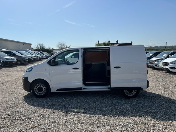 Vauxhall Vivaro SWB L1H1 Low Roof Dynamic 2900 Air Con Sensors Euro 6 NO VAT 13