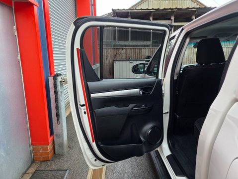 Toyota Hilux INVINCIBLE 4WD D-4D DCB AUTO 22