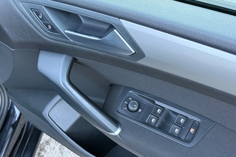Volkswagen Touran SE TDI BMT -APPLE CAR PLAY-£35 ROAD TAX -9 SERVICES -PARK PILOT-240V SOCKET 36