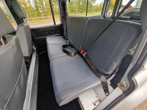 Land Rover Defender 110 TD5 STATION WAGON 17
