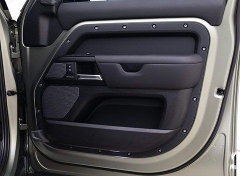 Land Rover Defender V8 17