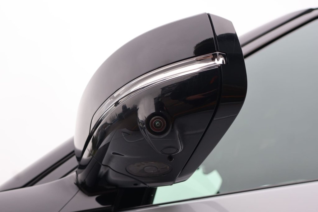 Land Rover Discovery R-DYNAMIC SE MHEV In RARE PEARL WHITE BLACK ROOF AND REAR SEATS  LOW MILES  18