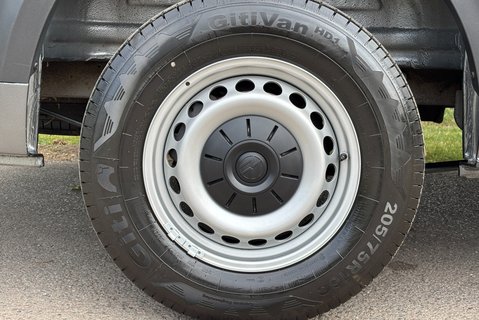 Volkswagen Crafter CR35 L3 H2 140 ps Tdi DSG Trendline Panel Van 28