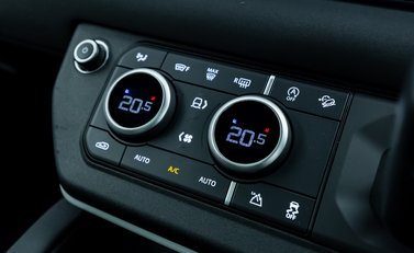 Land Rover Defender 90 D250 X-Dynamic SE URBAN 20