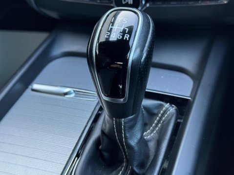 Volvo XC60 2.0 D4 R-Design AWD Euro 6 (s/s) 5dr 33