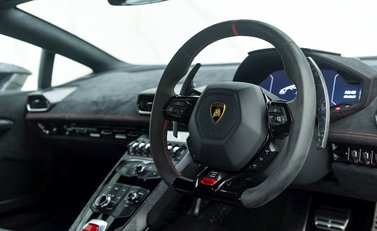 Lamborghini Huracan LP640-4 Performante 9