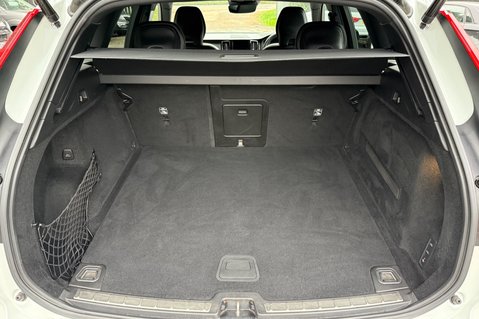 Volvo XC60 B4 R-DESIGN PRO AWD - 22 INCH ALLOY WHEELS - CRYSTAL WHITE PAINT 49