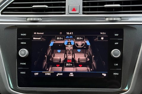Volkswagen Tiguan R LINE TSI BMT 4MOTION DSG -RARE LEATHER INTERIOR -CAMERA -APPLE CARPLAY  47