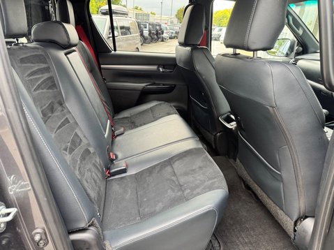 Toyota Hilux GR SPORT 4WD D-4D DCB 32