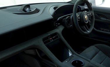 Porsche Taycan GTS Sport Turismo 15