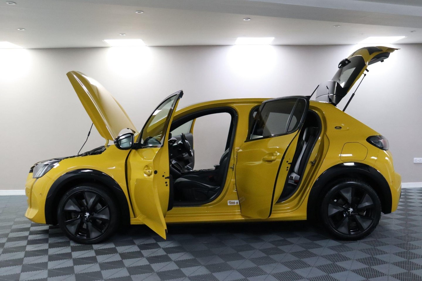 2021 Peugeot e-208 — image 5