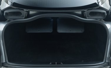 Aston Martin DB12 V8 36