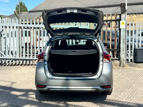 Toyota Auris VVT-I ICON TECH TOURING SPORTS 23