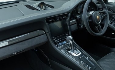 Porsche 911 GT2 RS (991) 19