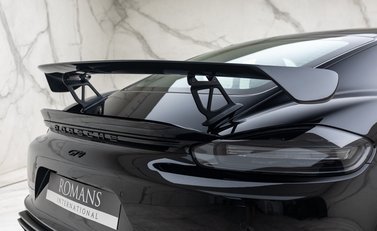 Porsche Cayman GT4 (718) 44