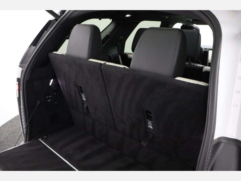 Land Rover Discovery 3.0 Discovery R-Dynamic SE D MHEV Auto 4WD 5dr 30