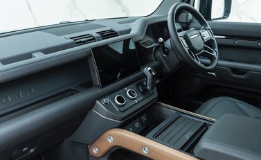 Land Rover Defender 110 D300 X 15