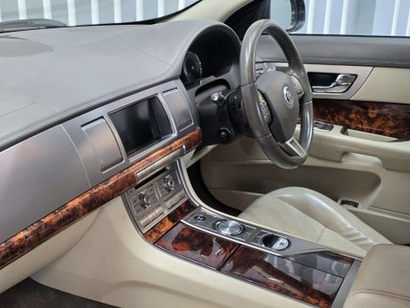 Jaguar XF 3.0d V6 Premium Luxury Saloon 4dr Diesel Auto Euro 5 (240 ps) 32