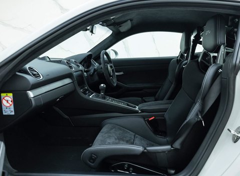 Porsche Cayman GT4 (718) 12