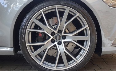 Audi RS6 Avant Performance 13