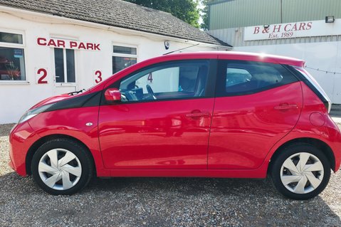 Toyota Aygo 1.0 VVT-I X-PLAY FULL SERVICE HISTORY! 9 SERVICES! BLUETOOTH! 11
