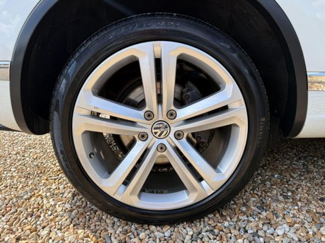 Volkswagen Touareg 3.0 TDI V6 BlueMotion Tech R-Line Plus SUV 5dr Diesel Tiptronic 4WD Euro 6 17