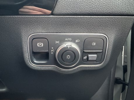 Mercedes-Benz GLA Class GLA 250e Exclusive Edition Premium Petrol Hybrid Auto PARKTRONIC/NAV/VAT Q 21