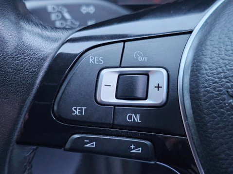 Volkswagen Caravelle 2.0 BiTDI BlueMotion Tech Executive MPV 5dr Diesel DSG 4Motion Euro 6 (s/s) 53