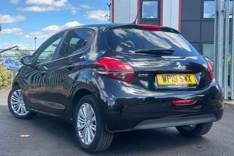 Peugeot 208 1.2 PureTech Signature Hatchback 5dr Petrol Manual Euro 6 (s/s) (82 ps) 9