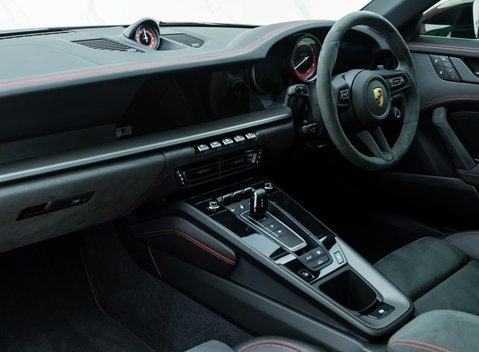 Porsche 911 Carrera GTS (992) 17