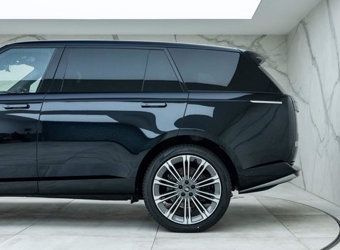 Land Rover Range Rover P530 Autobiography LWB 32