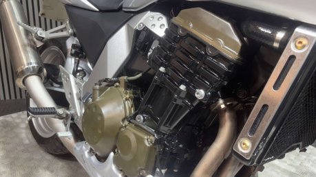 Kawasaki Z ZR750 2007 1 OWNER ONLY 8K NEW MOT WARRANTY 750CC 20