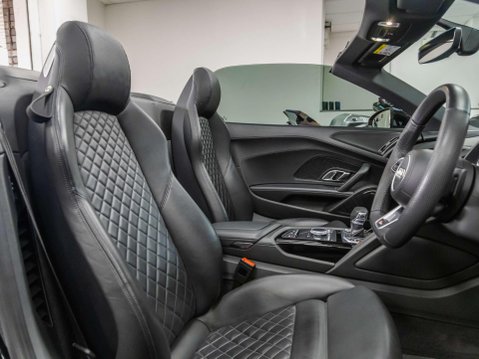 Audi R8 5.2 FSI V10 Spyder 2dr Petrol S Tronic quattro Euro 6 (s/s) (570 ps) 9
