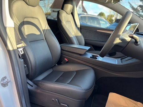 Tesla Model Y BASE 17