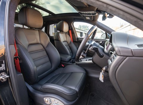 Porsche Macan Turbo 12