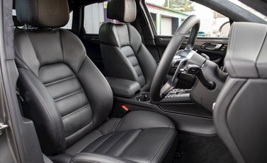 Porsche Macan Turbo 12