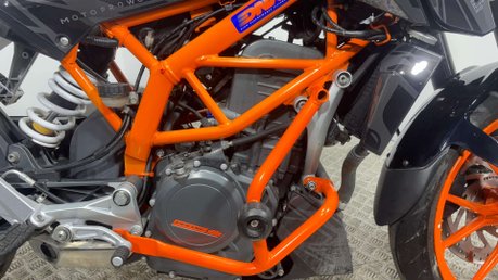KTM 390 DUKE 2014 FULL HISTORY ONLY 5K VERY CLEAN A2 READY NAKED BIKE 390CC 18