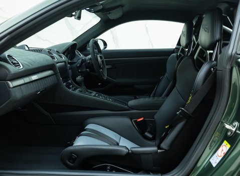 Porsche Cayman GT4 RS (718) 17