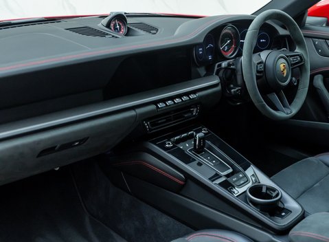 Porsche 911 Carrera 4 GTS (992) 19