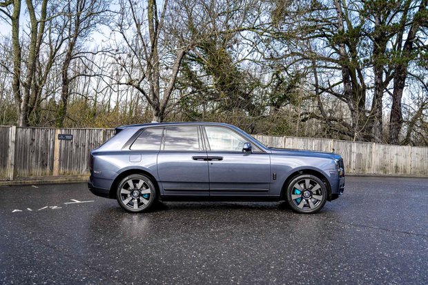 Rolls-Royce Cullinan V12. DYNAMIC PACKAGE. ACTIVE CRUISE. SHOOTING STAR HEADLINER. HUD 1
