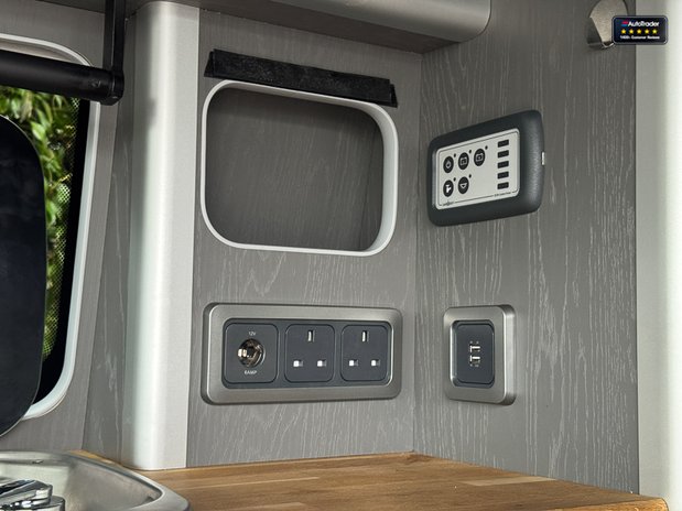 Volkswagen Transporter Highline|Camper|4 Berth|4 Belt|Pop Top|Kitchen|Euro 6 11