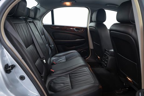 Jaguar XJ 3.0 V6 Sovereign Saloon 4dr Petrol Automatic (249 g/km, 240 bhp) 13