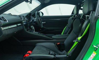 Porsche Cayman GT4 (718) 18