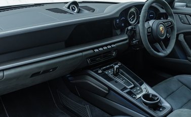Porsche 911 Carrera GTS (992) 19