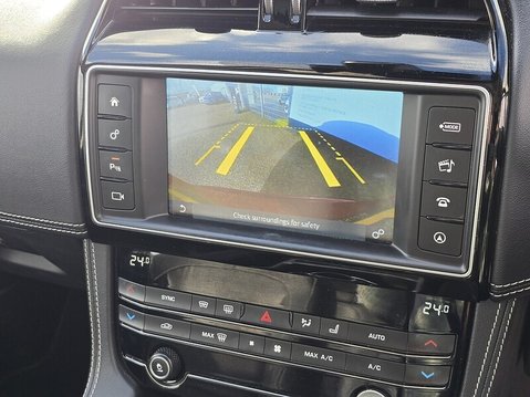 Jaguar F-Pace V6 S AWD 26