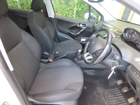 Peugeot 208 PURETECH ALLURE PREMIUM 10